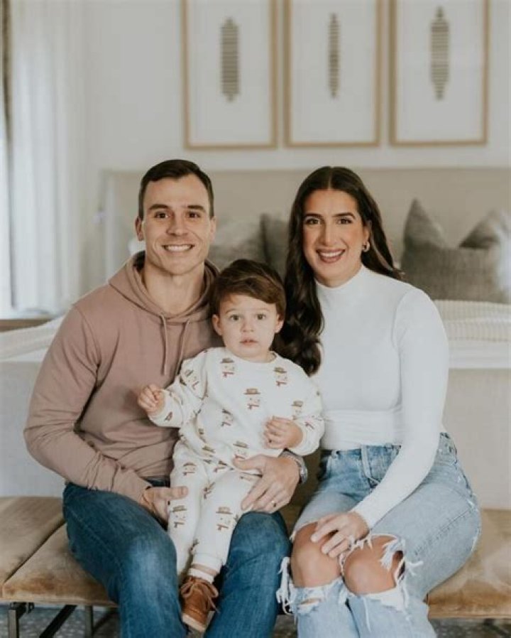 
Is Amaryllis Fox Married? Her Bio, Age, Birthdate, Husband, Daughter, Height and Net worth 